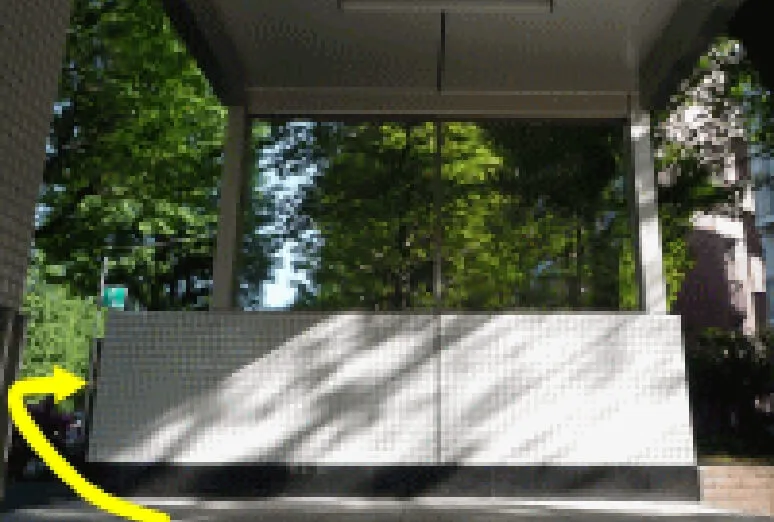 ２番出口より２番出口を出て通りを右に進みます。