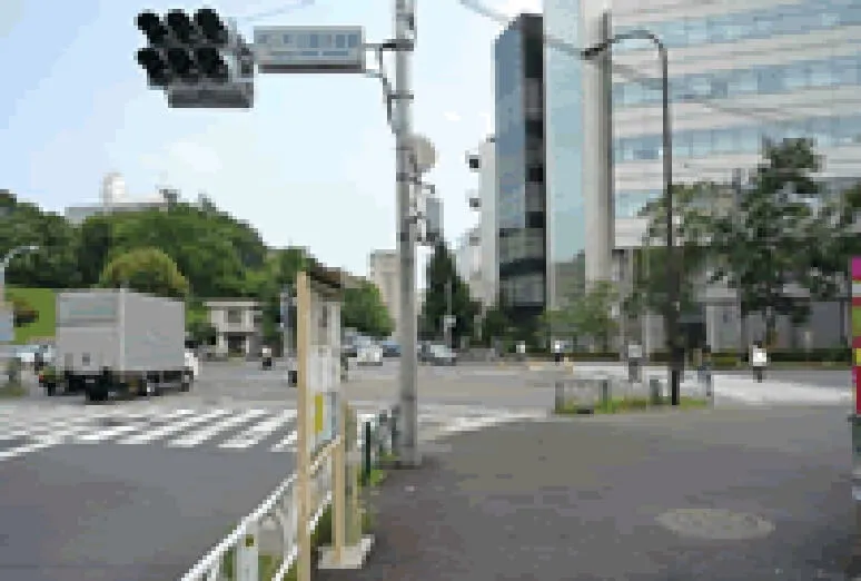 「代々木公園交番前」交差点を右に曲がります。