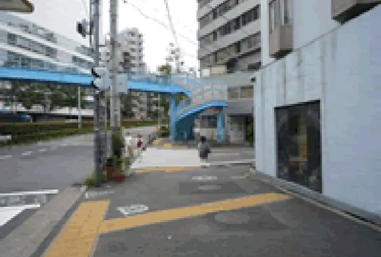歩道橋の手前を右に曲がります。