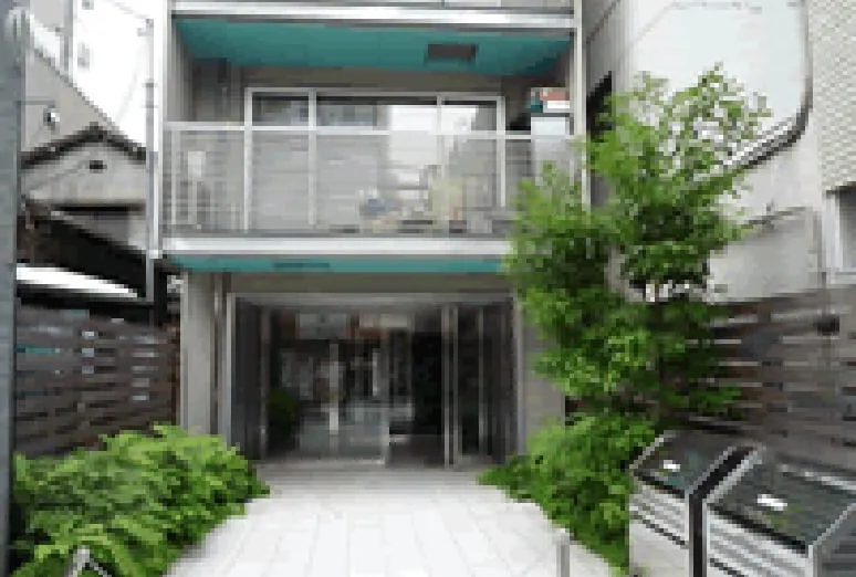 郵便局を過ぎて２件目、最初のドアを押し開け、入り口のインターホンで「202」を押して下さい。