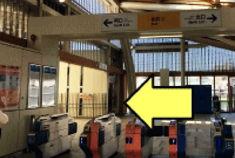 改札口より出口を背にして左に曲がります。