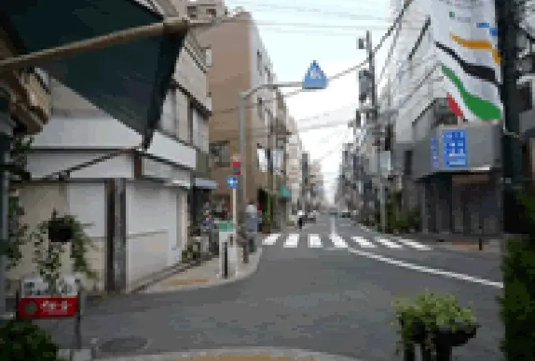 道なりにまっすぐ進みます。少し右へのカーブがあります。